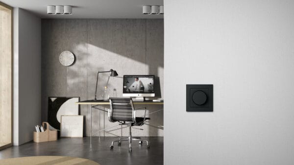 Schwarzer E2 Drehdimmer an der Wand im modernen Arbeitszimmer
