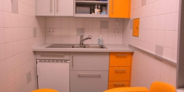 Elektro- und Lichtinstallation in der Arztpraxis Dr. Naumann in München nach Komplettentkernung