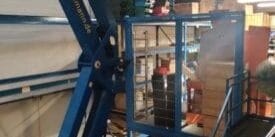 Hebebühne blau mit Mensch und mit gelber Aufschrift www.gardenmann.de