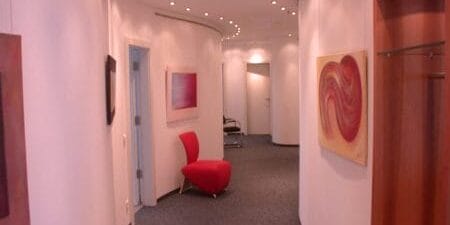 Moderne Innenansicht der Frauenarztpraxis 5 Höfe in München mit Lichtinstallation von SHI Gebäudetechnik